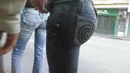 كايلا لويز تتعرى سكس اجنبي محارم على الأريكة